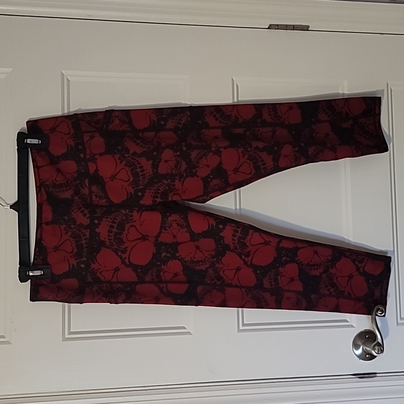 CVG ~ Constantly Varied Gear Crimson Skulls Capri Large - Picture 1 of 4